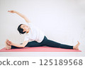 做瑜珈的中年婦女 125189568