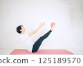 做瑜珈的中年婦女 125189570