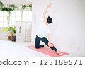 做瑜珈的中年婦女 125189571