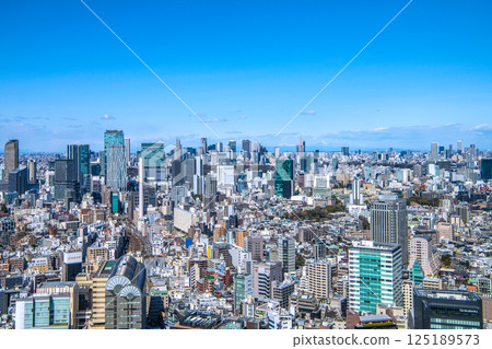 日本東京城市景觀。難得一見的山景。澀谷的建築與火車景觀 日本東京城市景觀。難得一見的山景。澀谷的建築與火車景觀 125189573