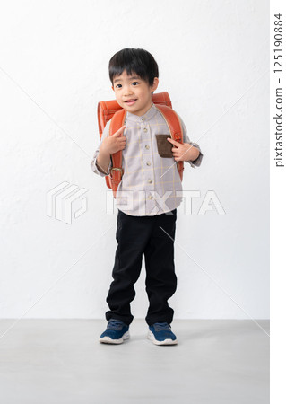 5歲男孩背著書包 125190884