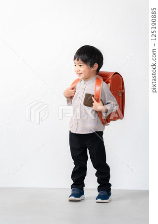 5歲男孩背著書包 125190885