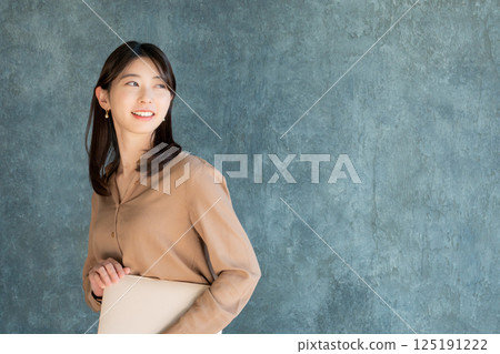 有膝上型計算機的一位小姐 有膝上型計算機的一位小姐 125191222