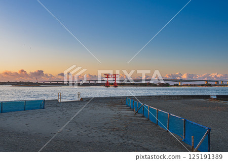 濱松市(靜岡縣)日出後弁天島紅色鳥居的景色 濱松市(靜岡縣)日出後弁天島紅色鳥居的景色 125191389