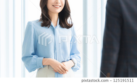 兩位商人，一男一女，互相問候 125191511