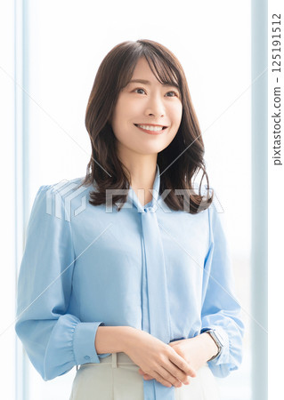 A woman/businesswoman greeting 125191512
