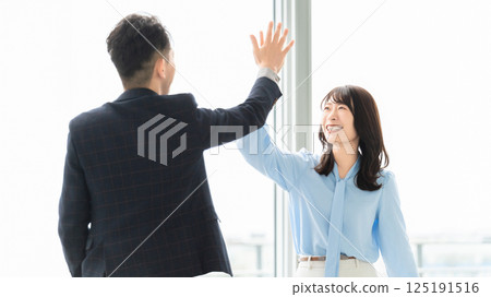 兩個商人擊掌 125191516