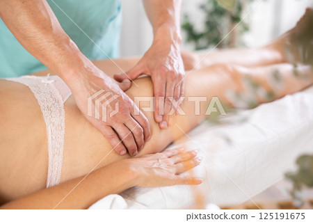 the client lies while the worker gives a massage 125191675