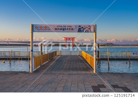 View of the red torii gates of Benten Island after sunrise in Hamamatsu city (Shizuoka prefecture) 125191714