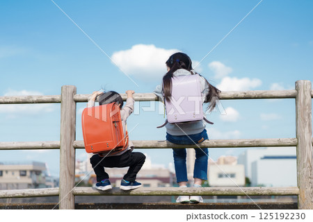 背著書包的兄妹倆的背影 125192230