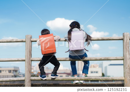 背著書包的兄妹倆的背影 125192231