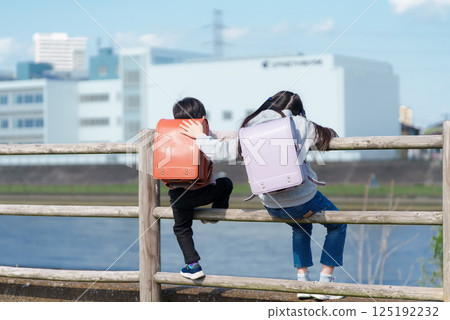 背著書包的兄妹倆的背影 125192232