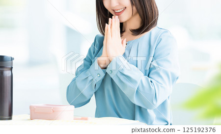 吃午餐的女商人 吃午餐的女商人 125192376