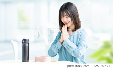 吃午餐的女商人 125192377