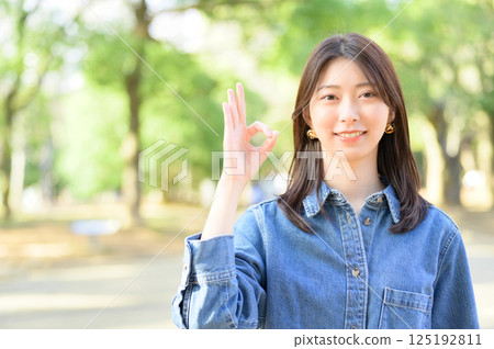 Young lady who poses OK 125192811