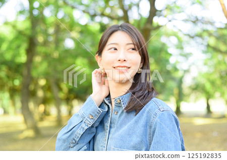 陽光下微笑的年輕女子 125192835