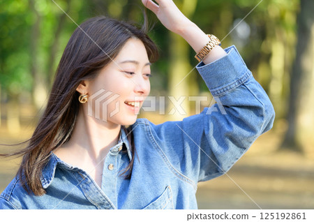 一個年輕女子在陽光下 125192861