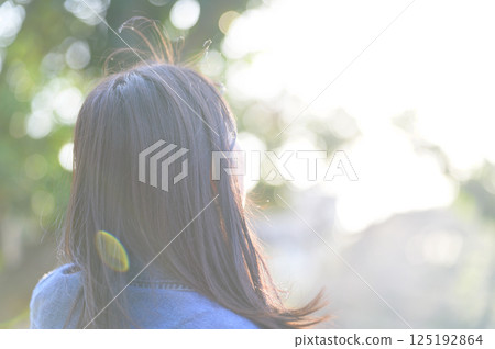背光的年輕女子 背光的年輕女子 125192864
