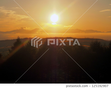 Mountains floating in the clouds and the setting sun (Kirigamine scenery) 125192907