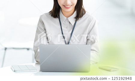 在辦公桌前工作的女性/女商人 125192948