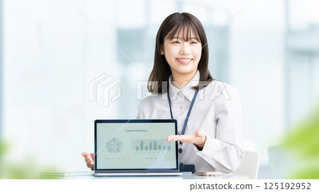 微笑著說話的女人/女商人 125192952