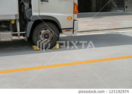 停放的卡車:前輪胎和輪擋 停放的卡車:前輪胎和輪擋 125192974