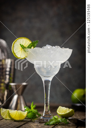 Cocktail margarita with lime 125193486