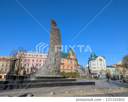 monument to the Ukrainian poet Taras Shevchenko in the center of Lviv 125193802