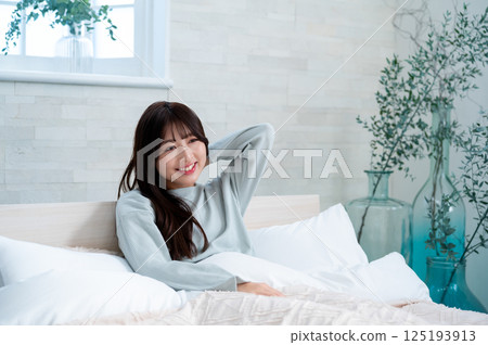 Young woman relaxing in bed 125193913