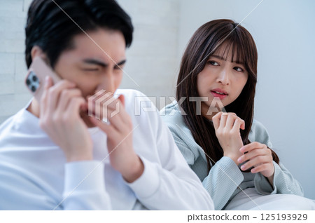 年輕女子懷疑有外遇 年輕女子懷疑有外遇 125193929