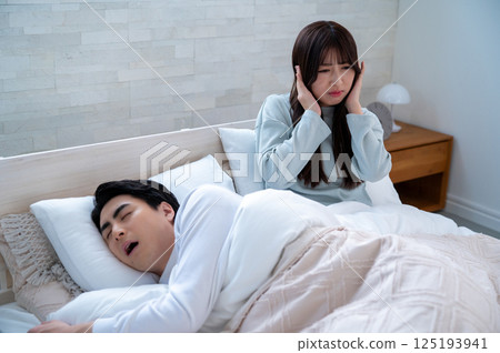 患有打鼾的年輕女人 患有打鼾的年輕女人 125193941