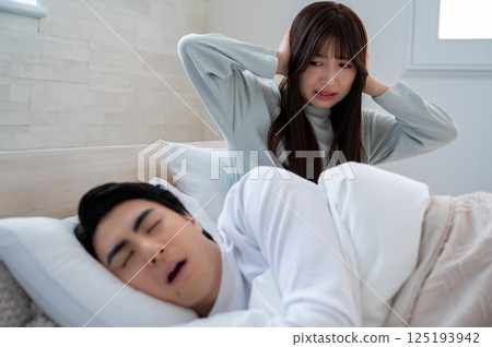 患有打鼾的年輕女人 患有打鼾的年輕女人 125193942