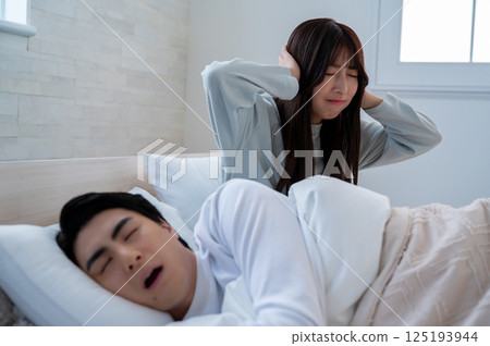 患有打鼾的年輕女人 125193944