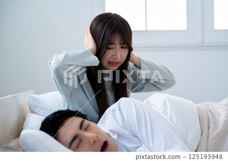 患有打鼾的年輕女人 125193948