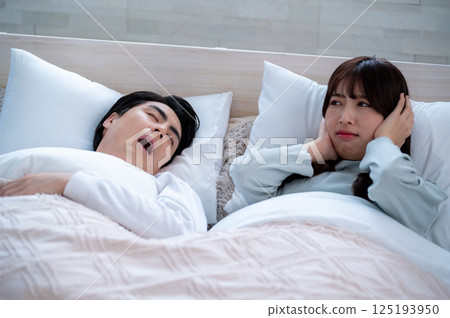患有打鼾的年輕女人 125193950