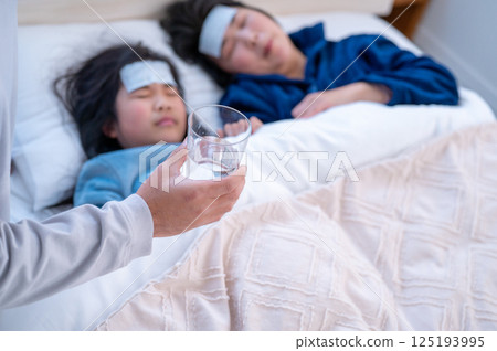 一名男子正在照顧生病的家庭成員 125193995