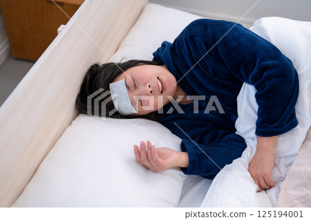 A woman who falls asleep due to poor physical condition 125194001