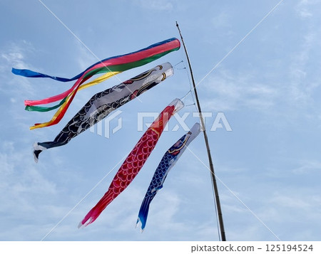 鯉魚旗在晴朗的天空中飄揚 鯉魚旗在晴朗的天空中飄揚 125194524