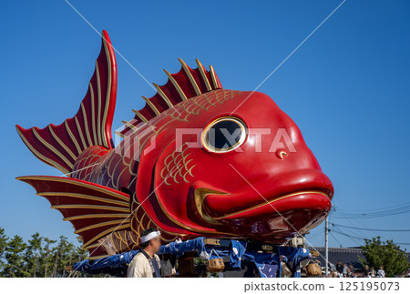 唐津宮日浮標和鯛魚在藍天下閃閃發光 唐津宮日浮標和鯛魚在藍天下閃閃發光 125195073