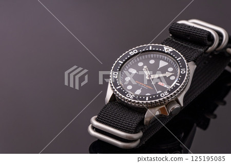 一款帶有黑色背殼的大膽潛水錶 一款帶有黑色背殼的大膽潛水錶 125195085