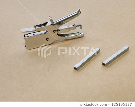 Mechanical stapler for cardboard with staples 125195157