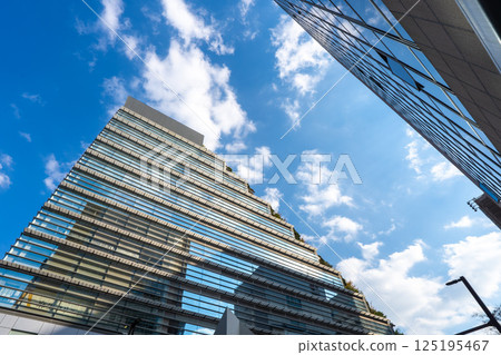 福岡天神的辦公大樓與藍天 125195467