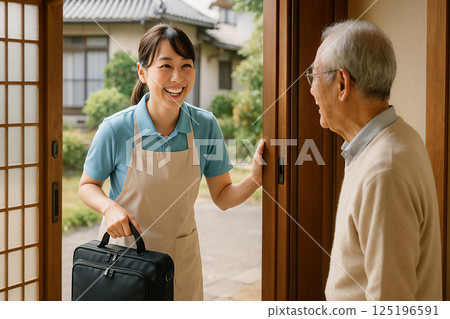 老人微笑迎接來訪的護理人員 125196591