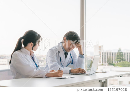 Male instructor and female trainee (education, guidance, training, consultation) 125197028