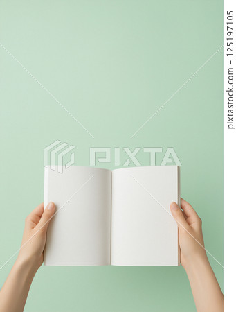 手裡拿著一本模型書 125197105