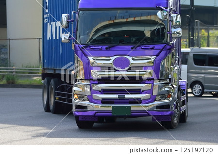 Image of a trailer turning right at an intersection Image of a trailer turning right at an intersection 125197120