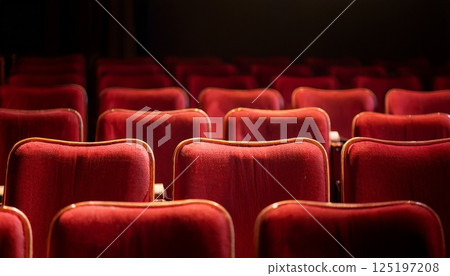 劇院座位區擺放著紅色椅子 劇院座位區擺放著紅色椅子 125197208