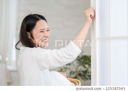 微笑的女人拿著洗衣籃打開窗戶| ©Steve Hutchins健康生活形象|幸福女孩 |福利 125197343