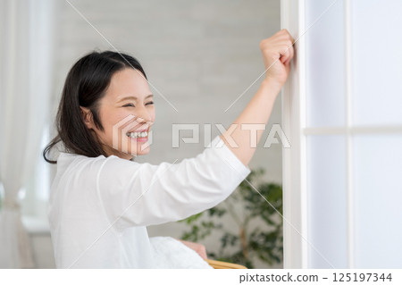 微笑的女人拿著洗衣籃打開窗戶| ©Steve Hutchins健康生活形象|幸福女孩 |福利 微笑的女人拿著洗衣籃打開窗戶| ©Steve Hutchins健康生活形象|幸福女孩 |福利 125197344