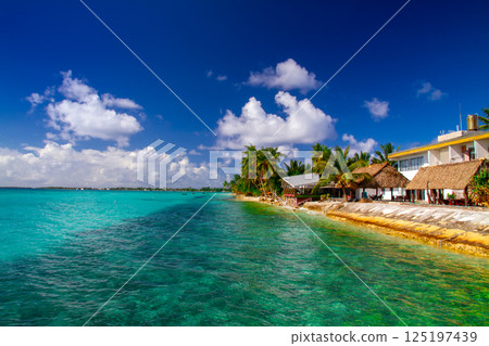 大洋洲和玻里尼西亞島國圖瓦盧的首都富納富提環礁豐法萊島的生動藍色潟湖 125197439